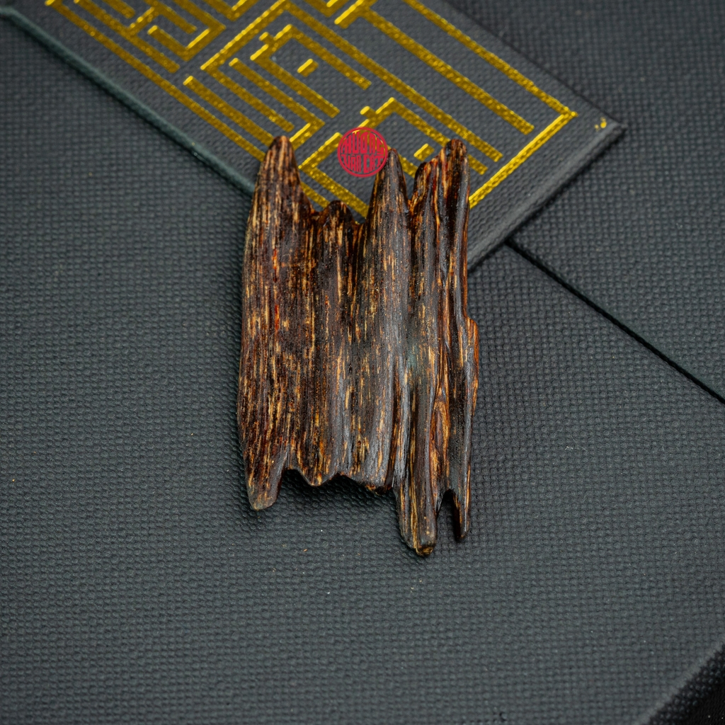 MẶT DÂY CHUYỀN TRẦM HƯƠNG CHÌM NƯỚC DÁNG TỰ NHIÊN (3G)