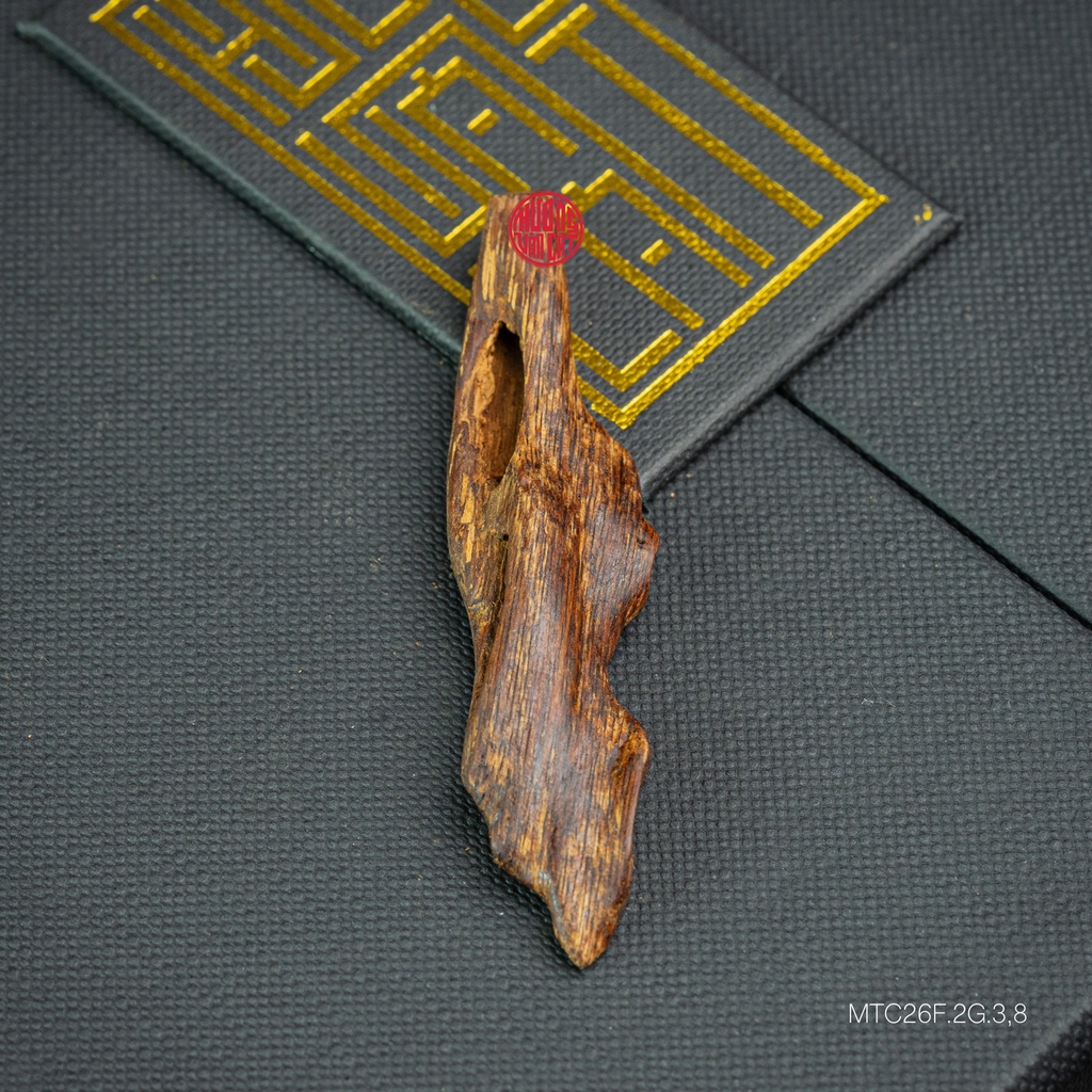 MẶT DÂY CHUYỀN TRẦM HƯƠNG CHÌM NƯỚC DÁNG TỰ NHIÊN (2G)