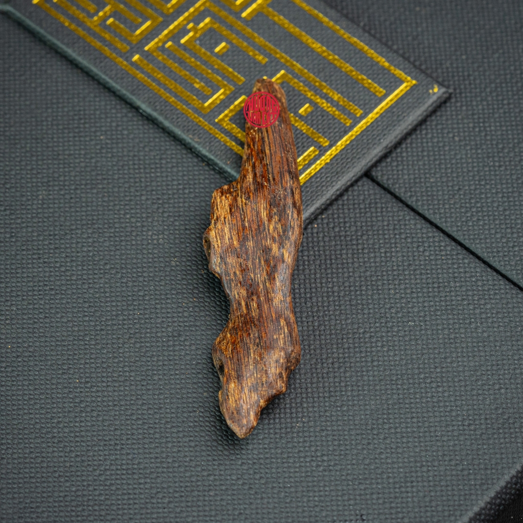 MẶT DÂY CHUYỀN TRẦM HƯƠNG CHÌM NƯỚC DÁNG TỰ NHIÊN (2G)