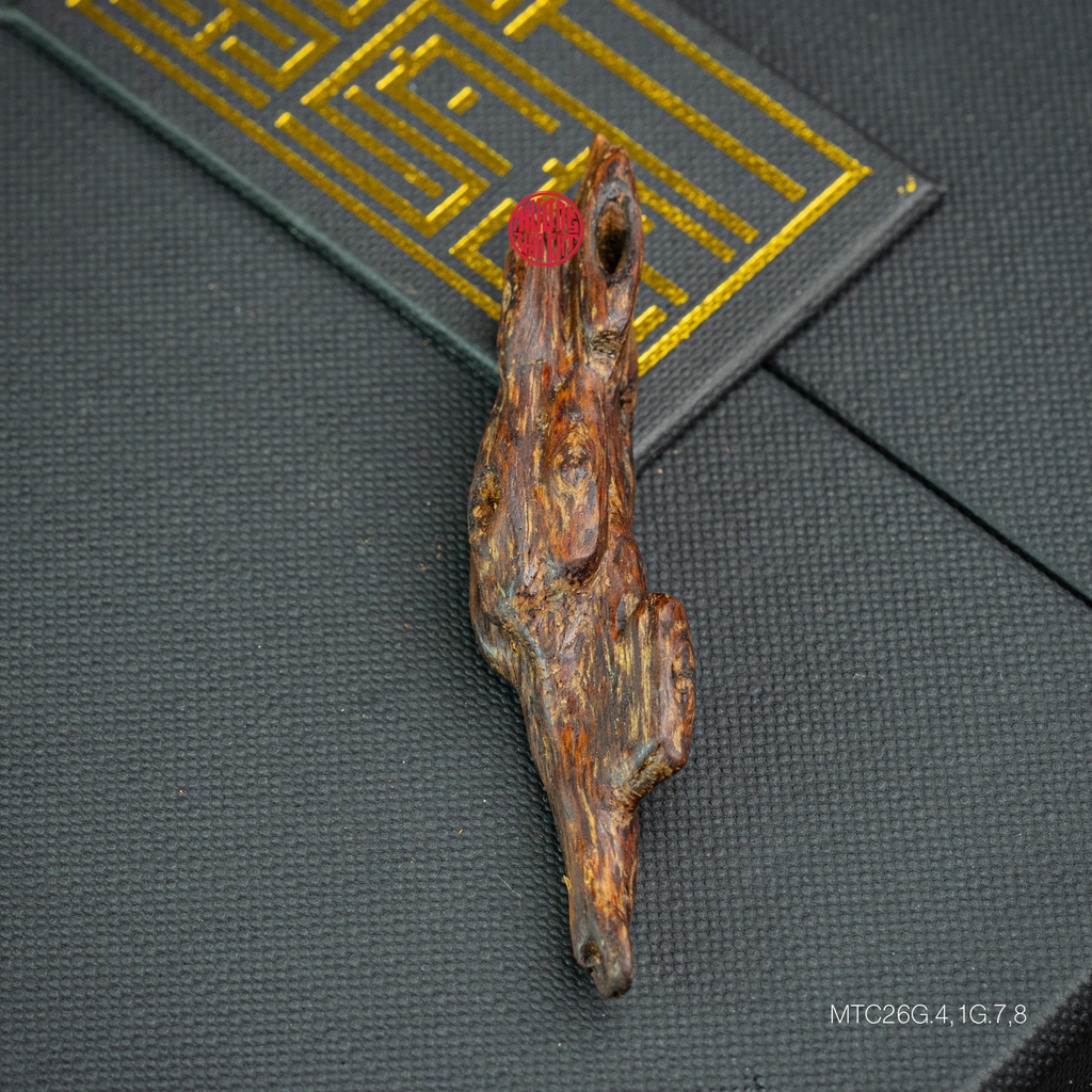 MẶT DÂY CHUYỀN TRẦM HƯƠNG CHÌM NƯỚC DÁNG TỰ NHIÊN (4,1G)