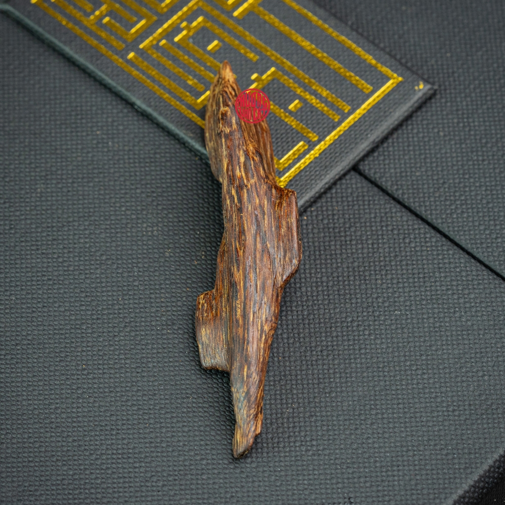 MẶT DÂY CHUYỀN TRẦM HƯƠNG CHÌM NƯỚC DÁNG TỰ NHIÊN (4,1G)