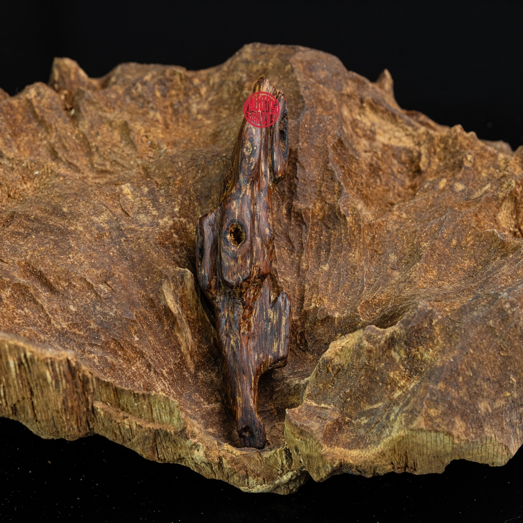 MẶT DÂY CHUYỀN TRẦM HƯƠNG CHÌM NƯỚC DÁNG TỰ NHIÊN (4,1G)