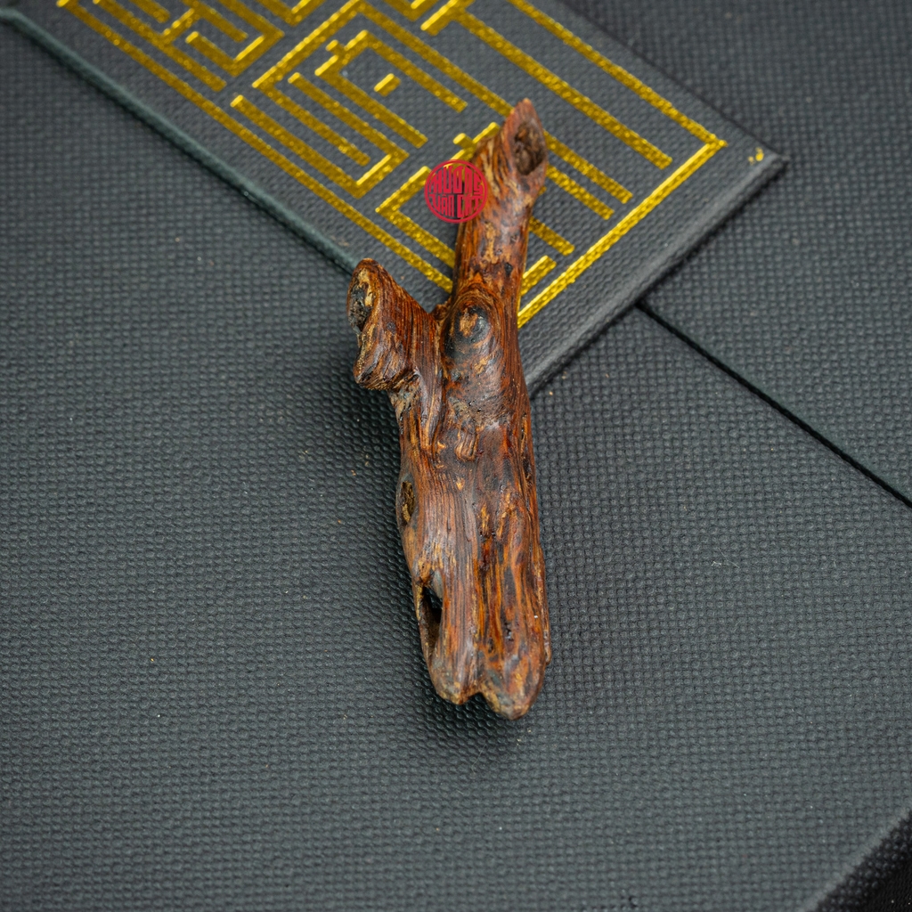 MẶT DÂY CHUYỀN TRẦM HƯƠNG CHÌM NƯỚC DÁNG TỰ NHIÊN (2,8G)