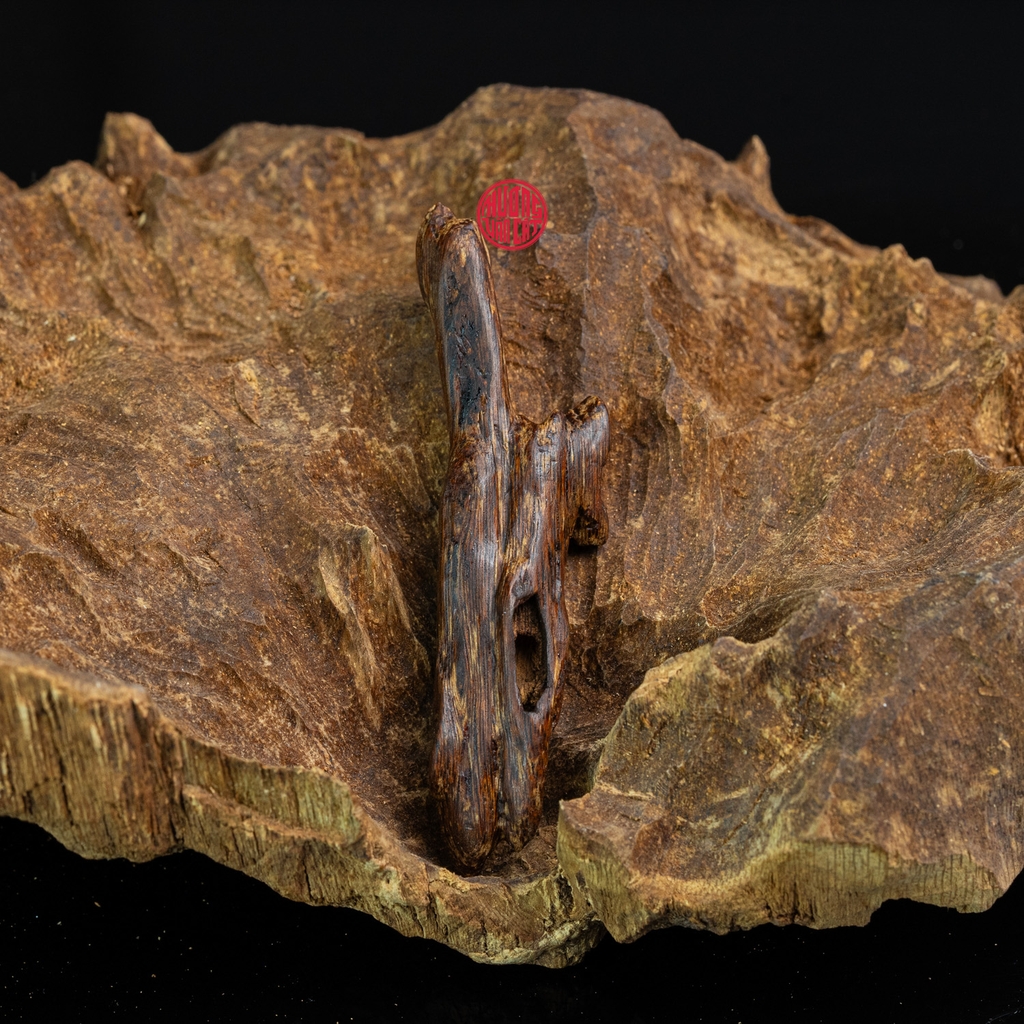 MẶT DÂY CHUYỀN TRẦM HƯƠNG CHÌM NƯỚC DÁNG TỰ NHIÊN (2,8G)