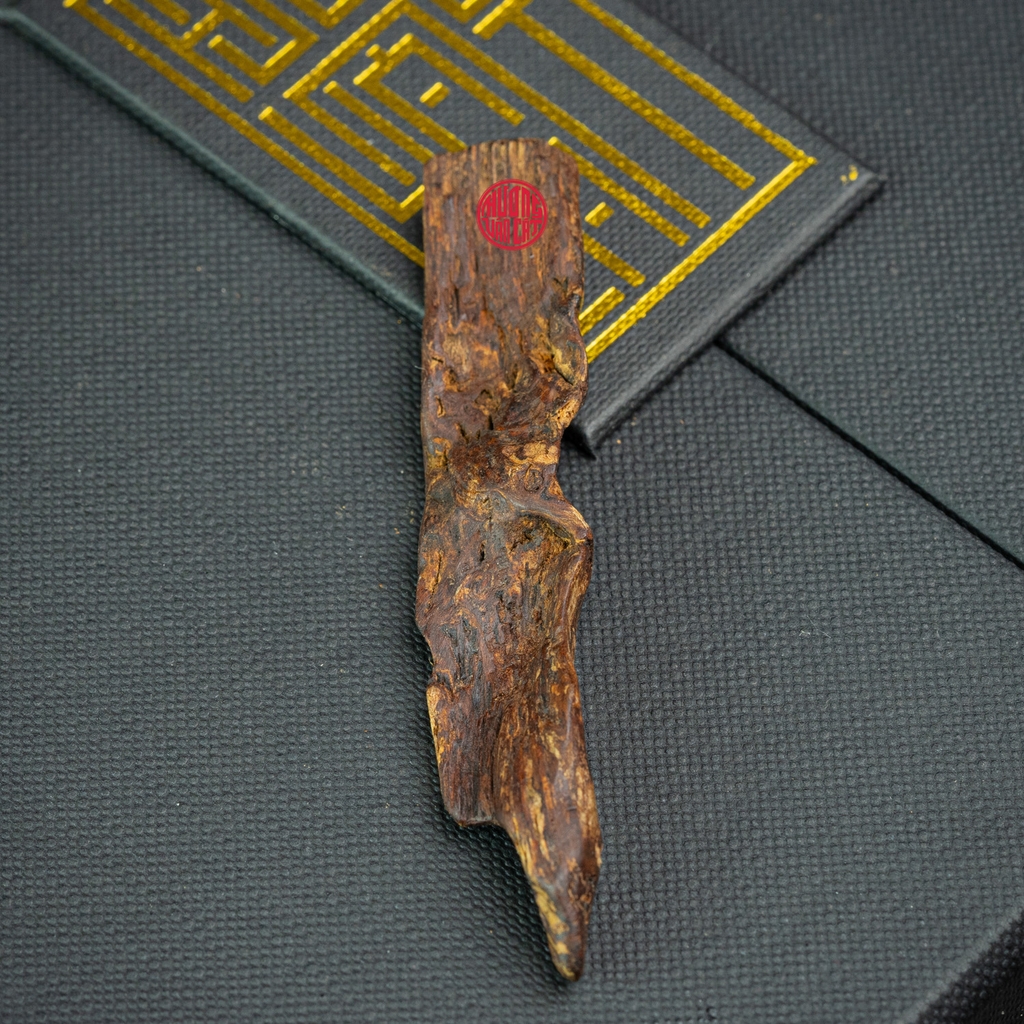 MẶT DÂY CHUYỀN TRẦM HƯƠNG CHÌM NƯỚC DÁNG TỰ NHIÊN (2,8G)