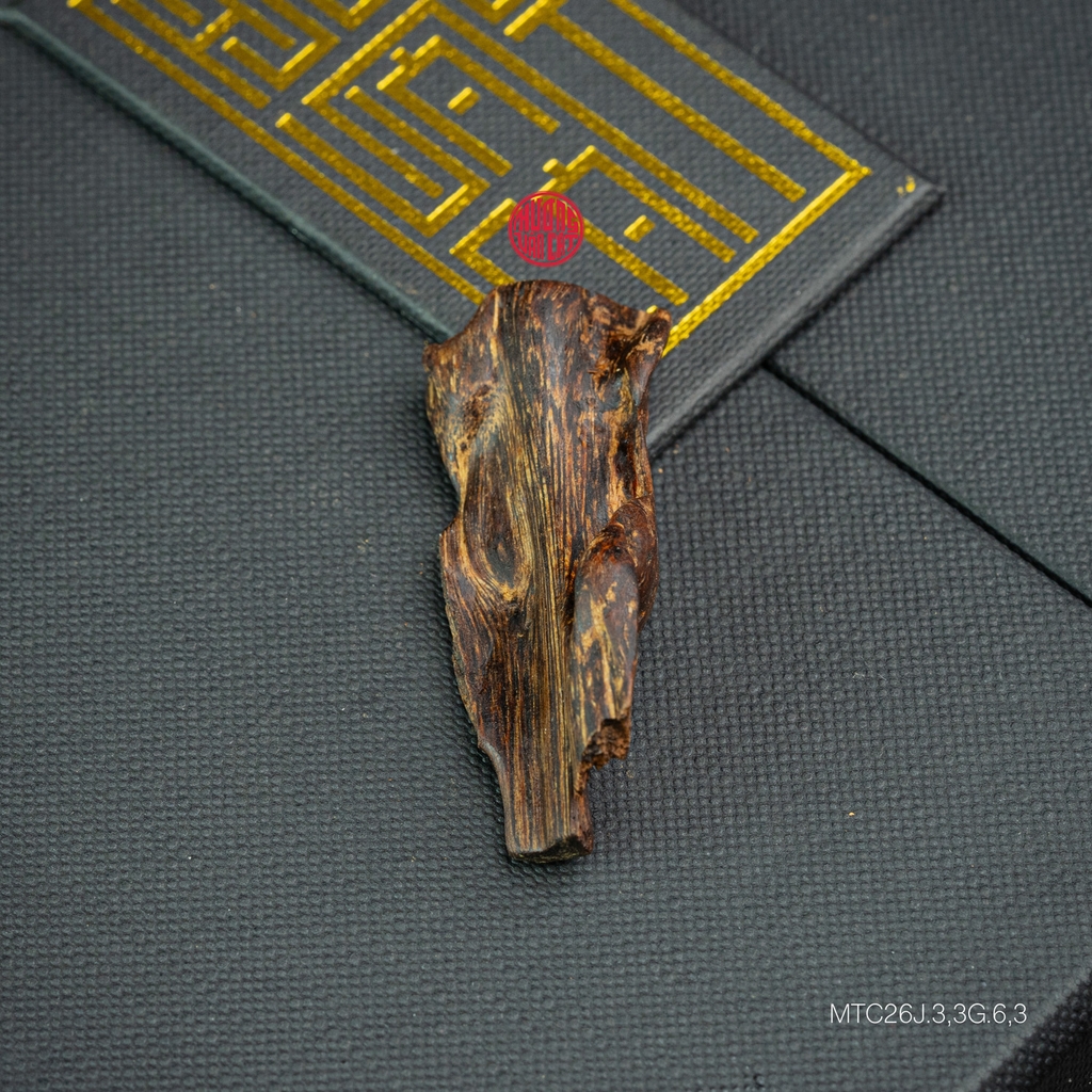 MẶT DÂY CHUYỀN TRẦM HƯƠNG CHÌM NƯỚC DÁNG TỰ NHIÊN (3,3G)