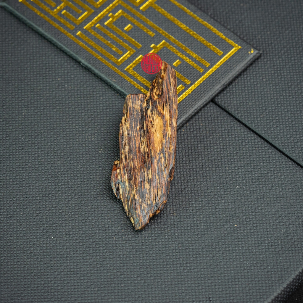 MẶT DÂY CHUYỀN TRẦM HƯƠNG CHÌM NƯỚC DÁNG TỰ NHIÊN (2G)