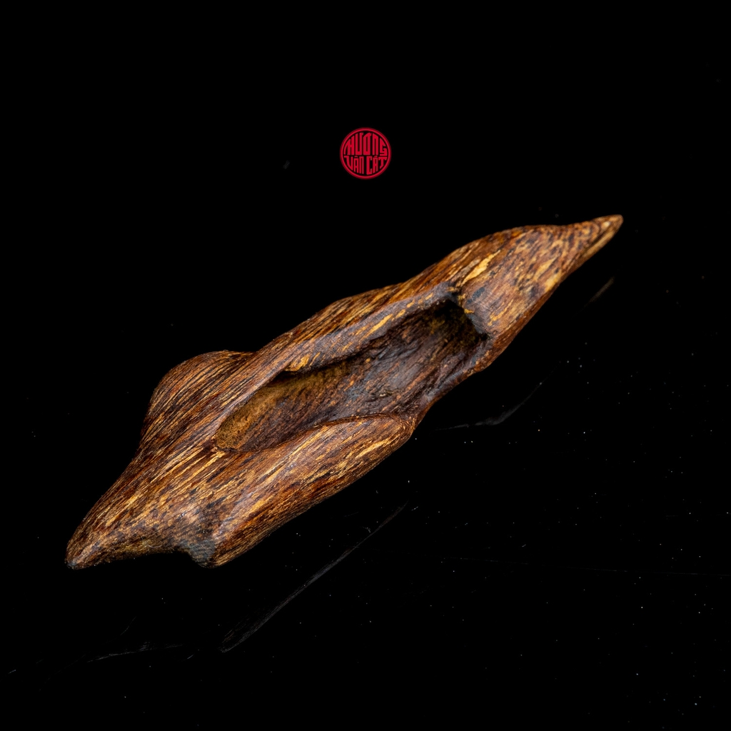 MẶT DÂY CHUYỀN TRẦM HƯƠNG CẬN CHÌM DÁNG TỰ NHIÊN (2,9G)