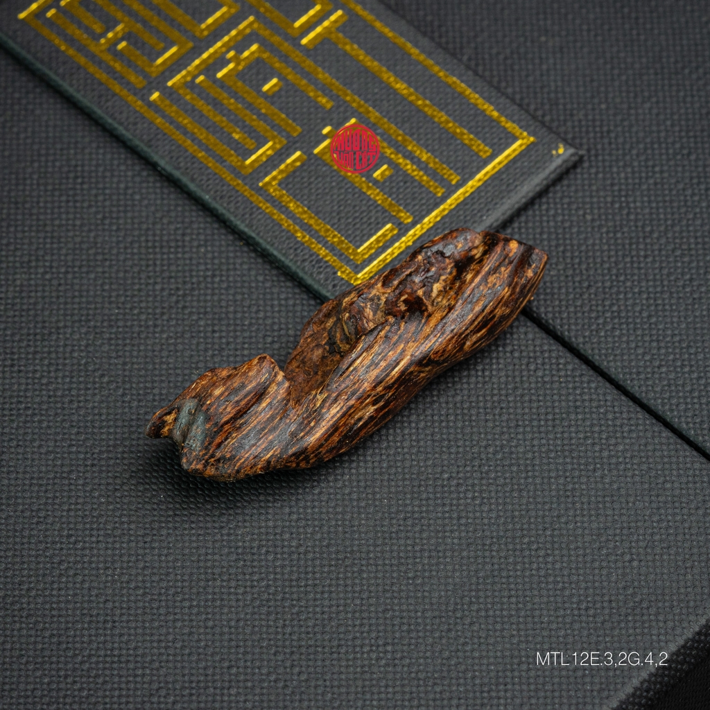 MẶT DÂY CHUYỀN TRẦM HƯƠNG CẬN CHÌM DÁNG TỰ NHIÊN (3,2G)