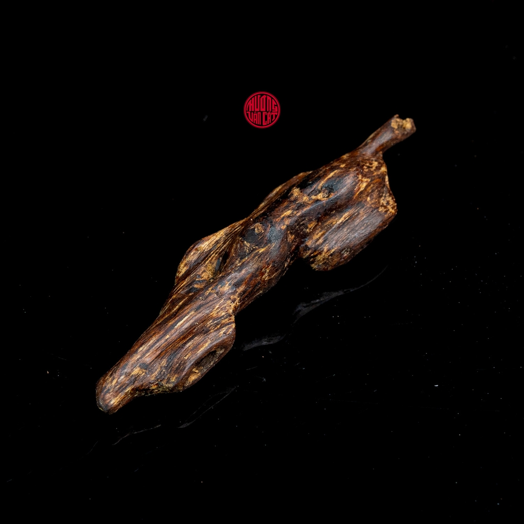 MẶT DÂY CHUYỀN TRẦM HƯƠNG CẬN CHÌM DÁNG TỰ NHIÊN (2G)