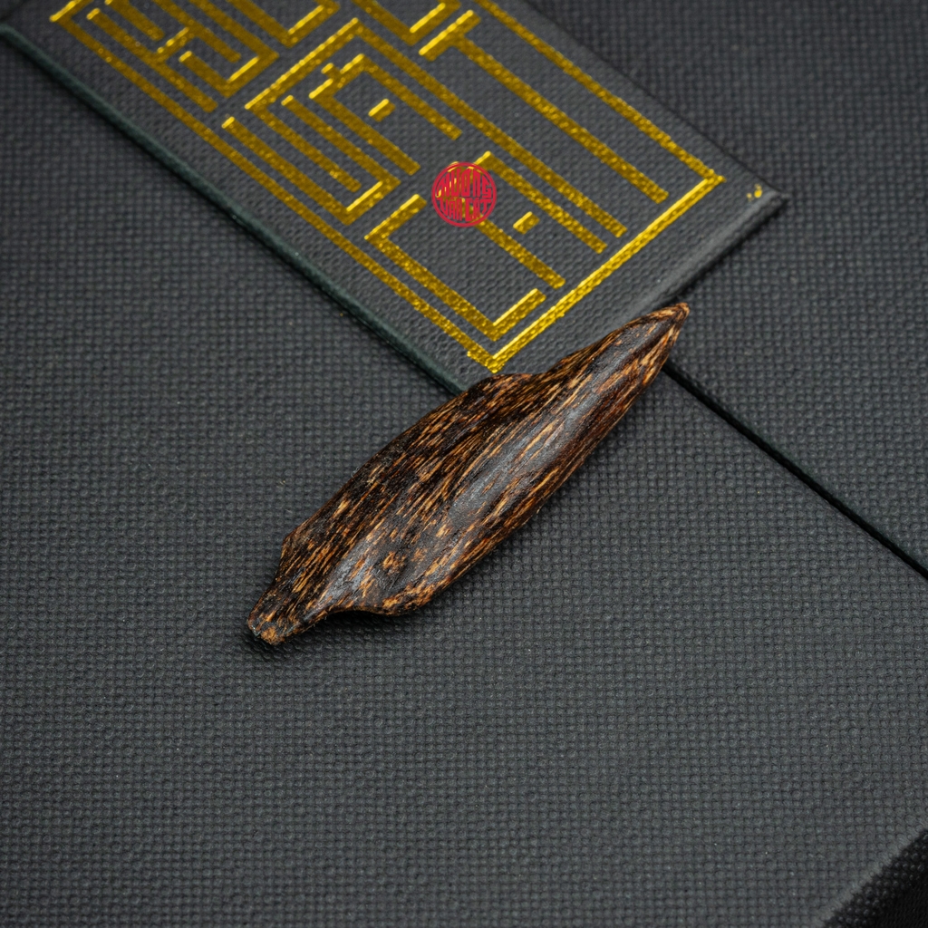 MẶT DÂY CHUYỀN TRẦM HƯƠNG CẬN CHÌM DÁNG TỰ NHIÊN (1,5G)