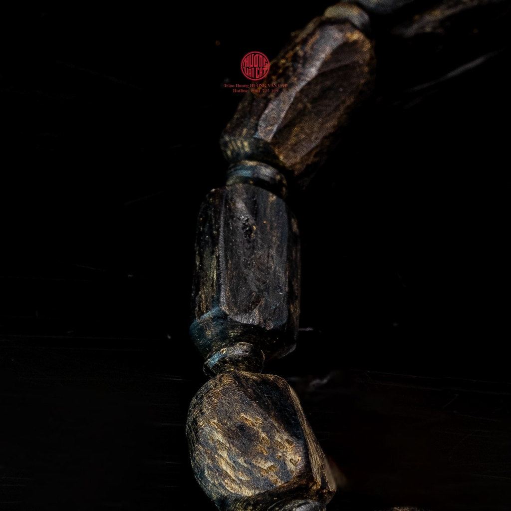 Vòng tay trầm hương chìm nước dạng hạt tự nhiên loại hiếm (6,9g)