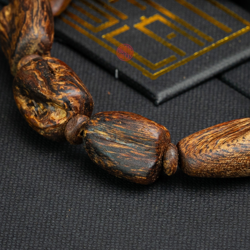 Vòng tay Trầm Hương cận chìm dạng hạt tự nhiên Hiếm ( size nam trung )