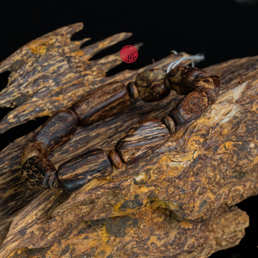 Vòng tay Trầm Hương cận chìm dạng hạt tự nhiên Hiếm ( size nam nhỏ )