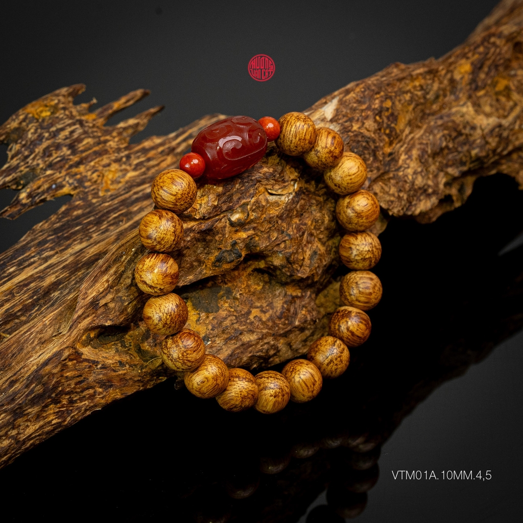 Vòng trầm hương banh quầng 10 li mix ngọc đỏ