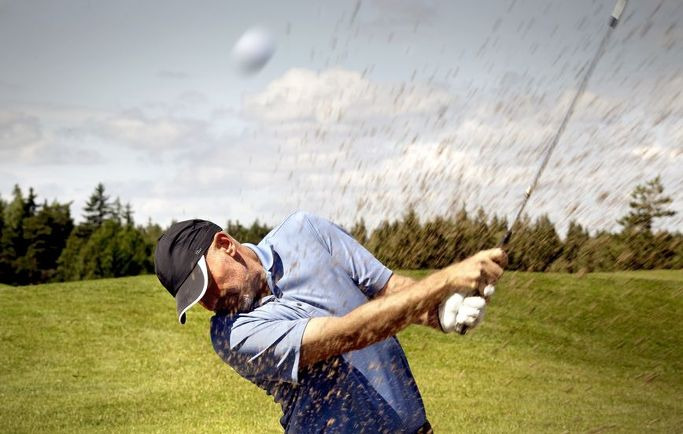 Nếu bạn bị đau ngực sau khi chơi golf, hãy nghĩ đến gãy xương do căng thẳng!