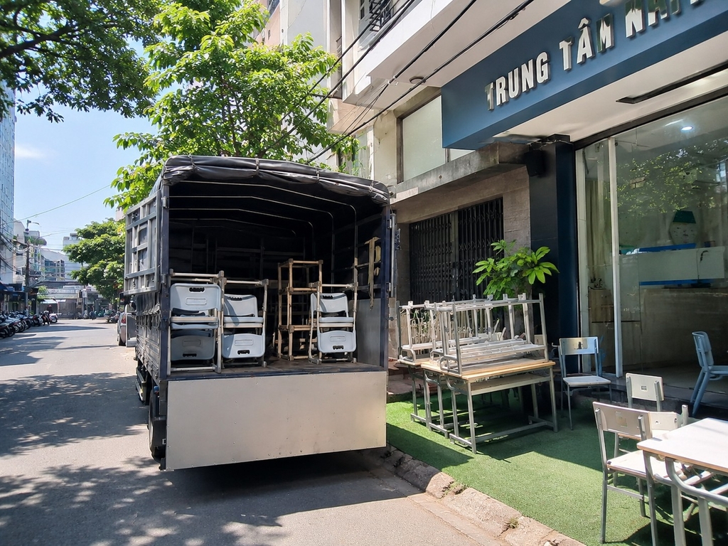 Lắp đặt bàn ghế học sinh tại trung tâm dạy thêm