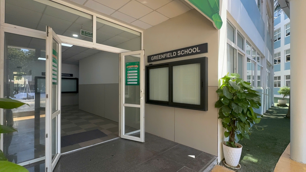 Bảng tin trường Greenfield School được Vadoto lắp đặt hoàn thiện trước khai giảng