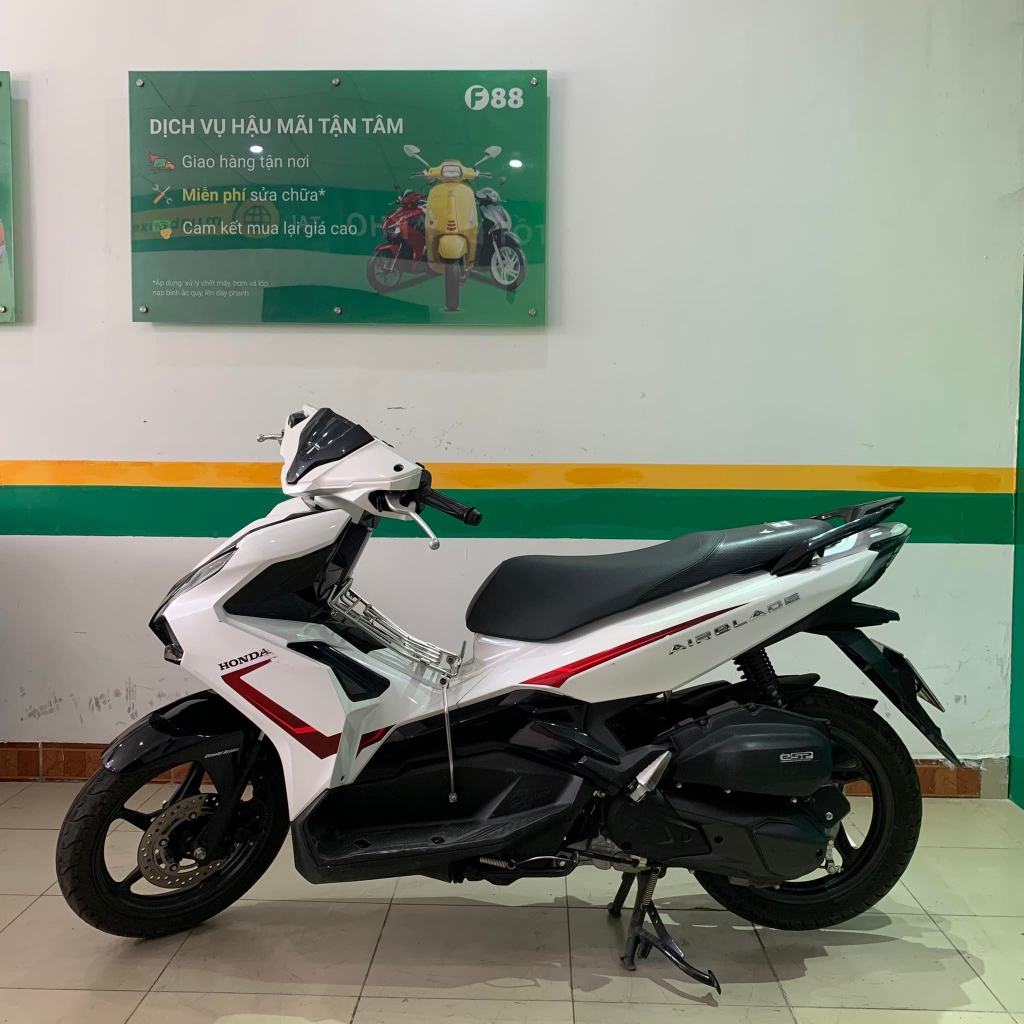 Đeo biển khủng Honda AirBlade 2018 đội giá 150 triệu đồng