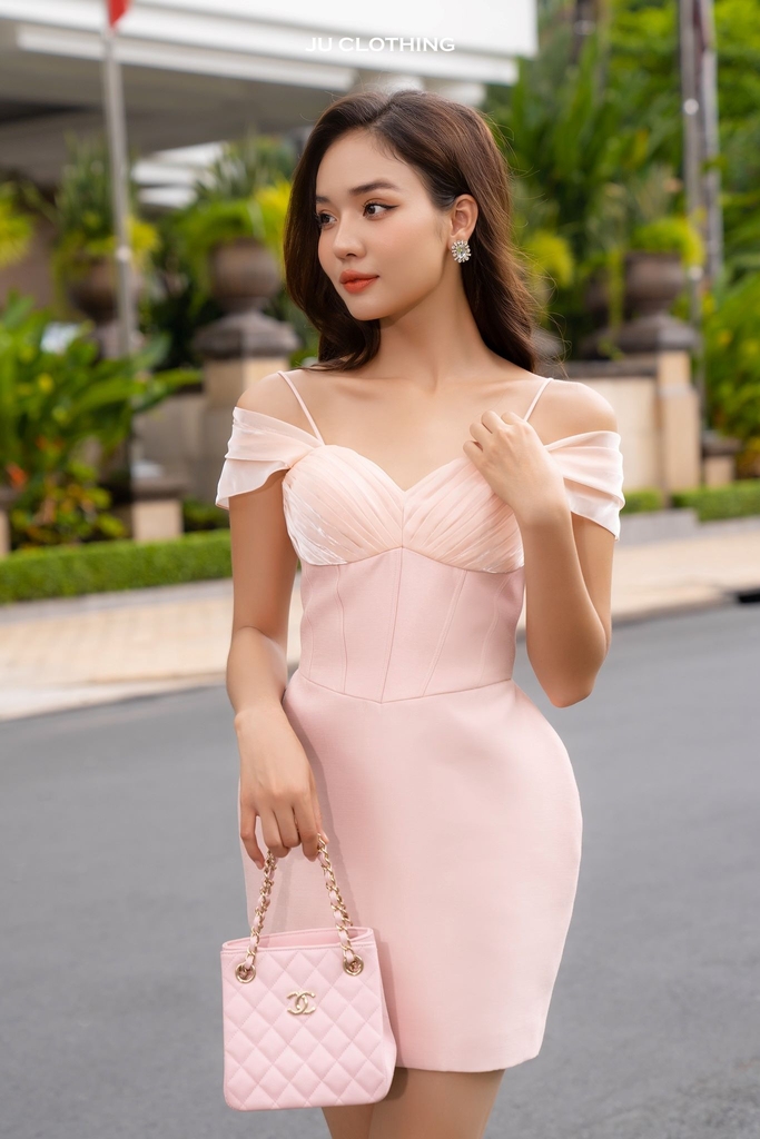 Elise - JUPE ĐỎ ĐUÔI CÁ FXCV9010361DO 998.000 VNĐ SM ĐEN REN PK  FTSD8110898DE 1.098.000 VNĐ | Facebook