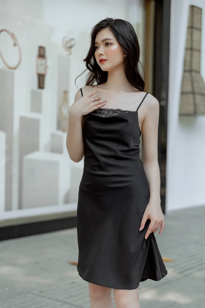 Cho thuê váy đen hai dây xếp li kèm hoa cài eo ELPIS – Hizu Dress Up