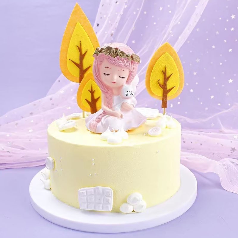 Bé gái ngồi - Tóc hồng bế mèo