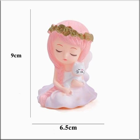 Bé gái ngồi - Tóc hồng bế mèo