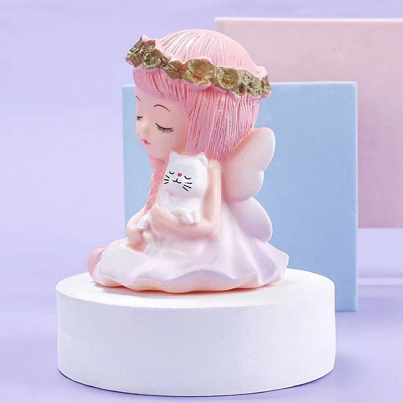 Bé gái ngồi - Tóc hồng bế mèo