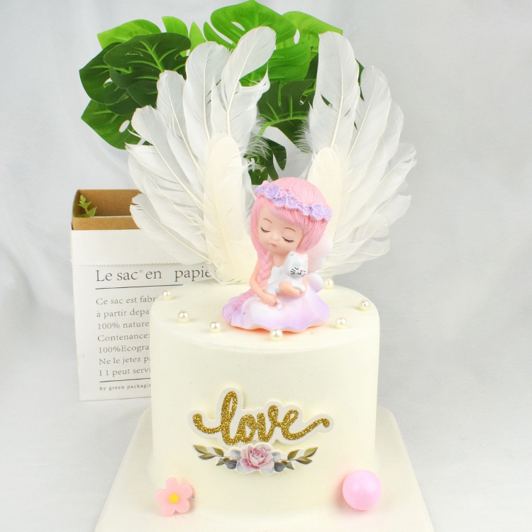 Bé gái ngồi - Tóc hồng bế mèo