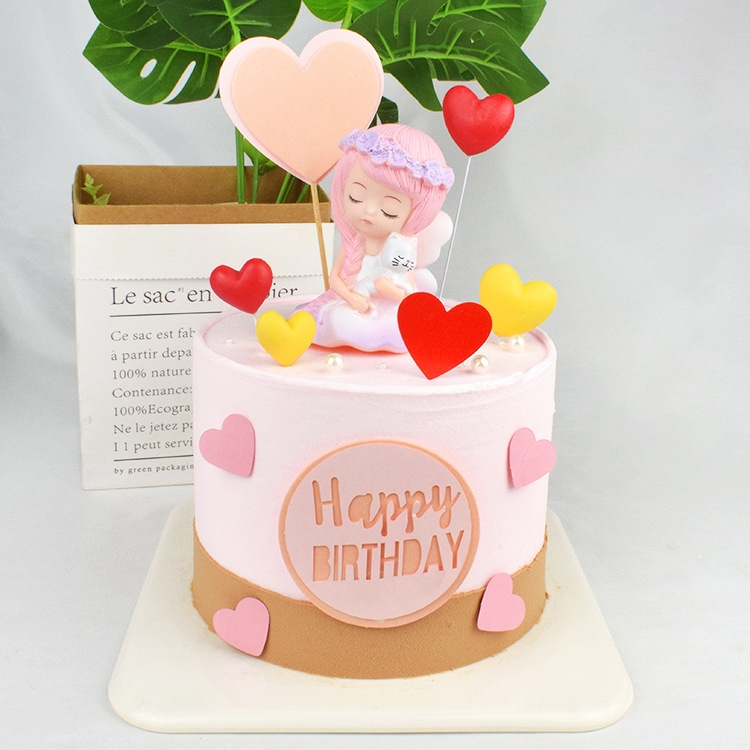 Bé gái ngồi - Tóc hồng bế mèo