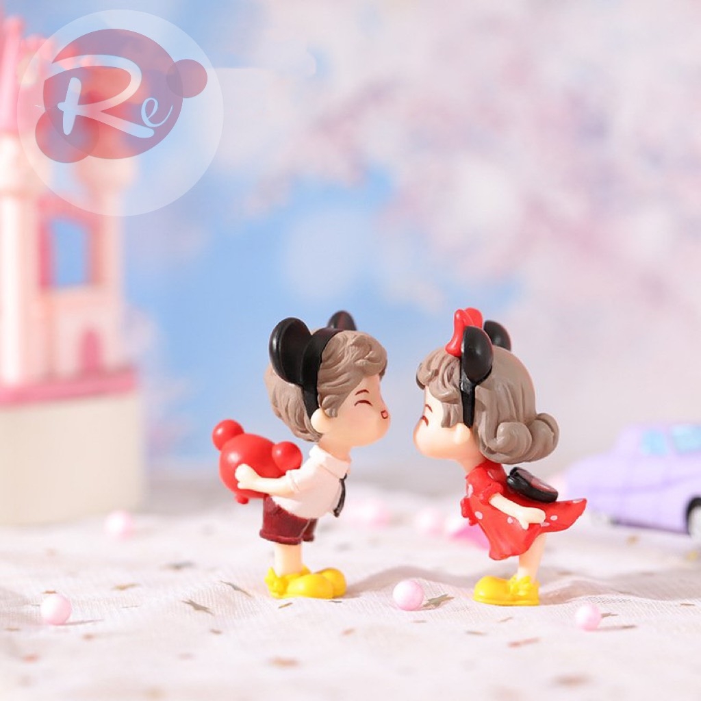 Cặp đôi hôn nhau (Mẫu 3)