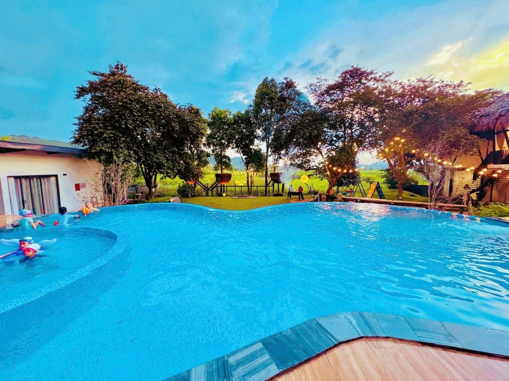 BÁN VILLA NGHỈ DƯỠNG KINH DOANH 2120M² - THÔN BƠM, VÂN HÒA, BA VÌ - 7 PHÒNG NGỦ - DOANH THU 1.4 TỶ/NĂM - 24.5 TỶ