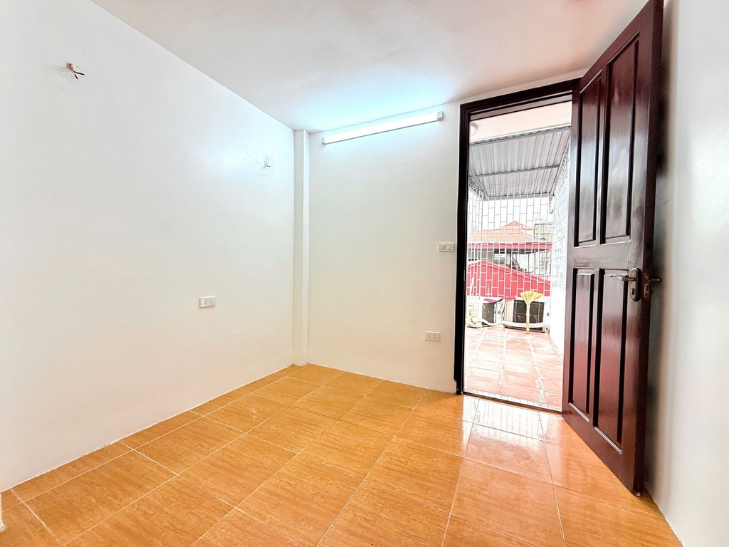 BÁN NHÀ ĐỐI DIỆN TRUNG TÂM TM CHỢ MƠ