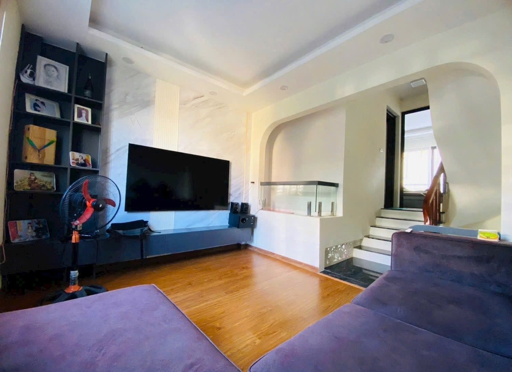 BÁN NHÀ MỚI FULL NỘI THẤT – OTO 7 CHỖ ĐỖ CỬA- MỌI NGẢ VÀO NHÀ ĐỀU ĐƯỜNG OTO