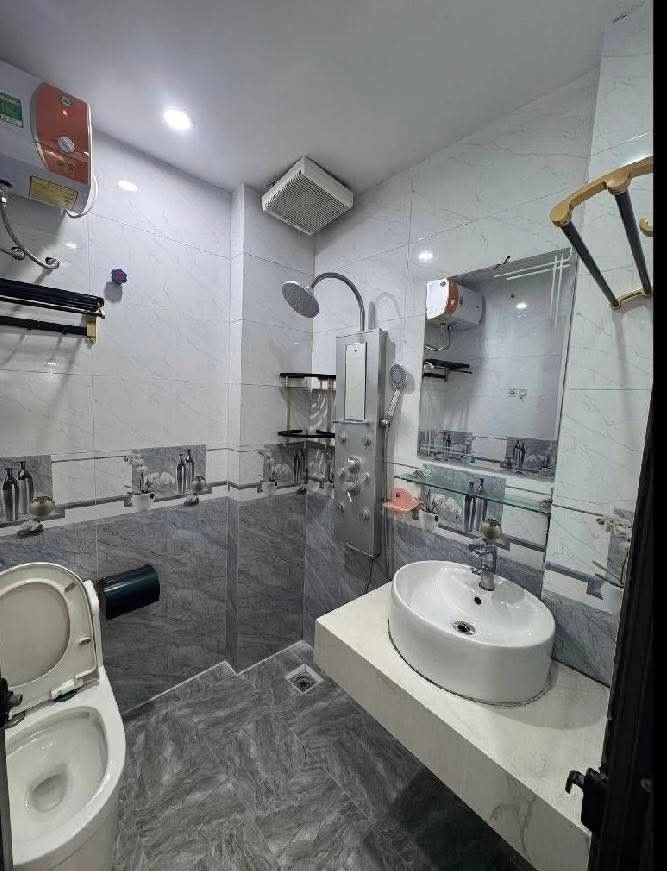 BÁN  NHÀ GẦN NHƯ MỚI - 40/45m - MT 4.1m - 7 TẦNG THANG MÁY - NỞ HẬU - NHÀ LÔ GÓC - OTO VÀO NHÀ - Ở VÀ KINH DOANH.