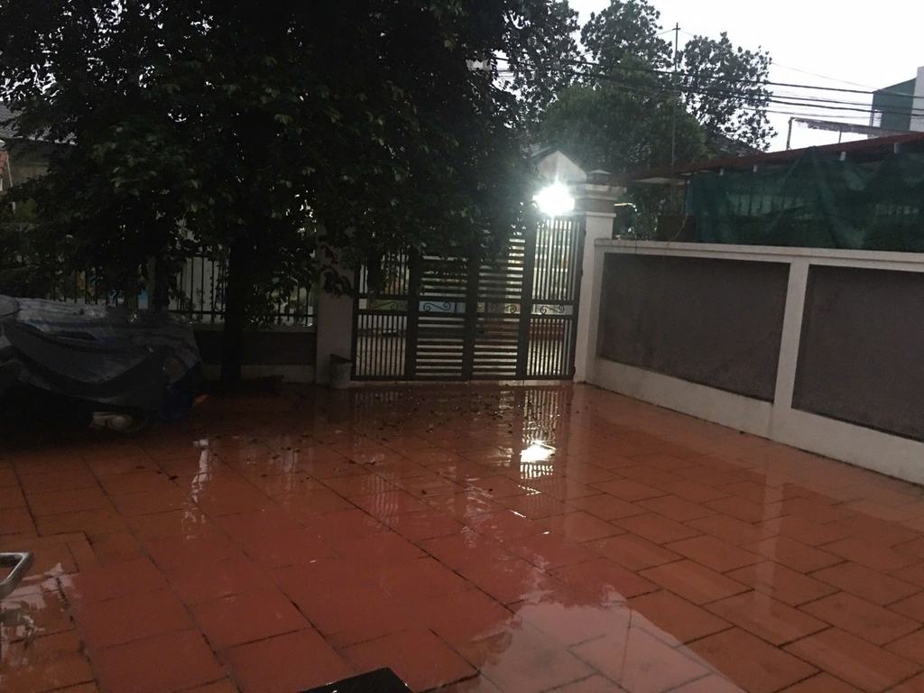 BÁN NHÀ DÂN KIÊN CỐ PHONG CÁCH BIỆT THỤ - TRUNG TÂM TUYẾT NGHĨA, QUỐC OAI - 250M2 - 2 TẦNG - SÂN ĐỖ 5 Ô TÔ - 12 TỶ