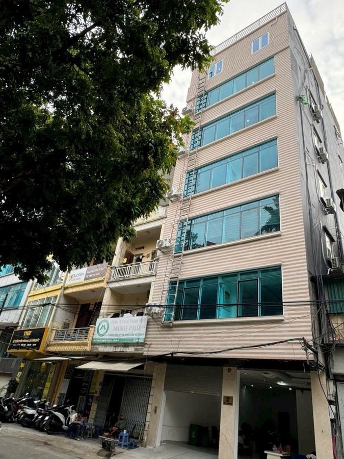 TOÀ BUILDING 8 TẦNG TRUNG KÍNH CẦU GIẤY - PHƯỜNG TRUNG HÒA - THANG MÁY - VỈA HÈ - DÒNG TIỀN 102TR/THÁNG - 38.5 TỶ