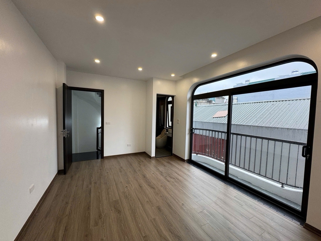 BÁN NHÀ GIANG BIÊN - LONG BIÊN: VỊ TRÍ ĐỘC TÔN SÁT MẶT PHỐ - DÂN XÂY TÂM HUYẾT - HƯỞNG TIỆN ÍCH VINHOMES - GIÁ 8.2 TỶ