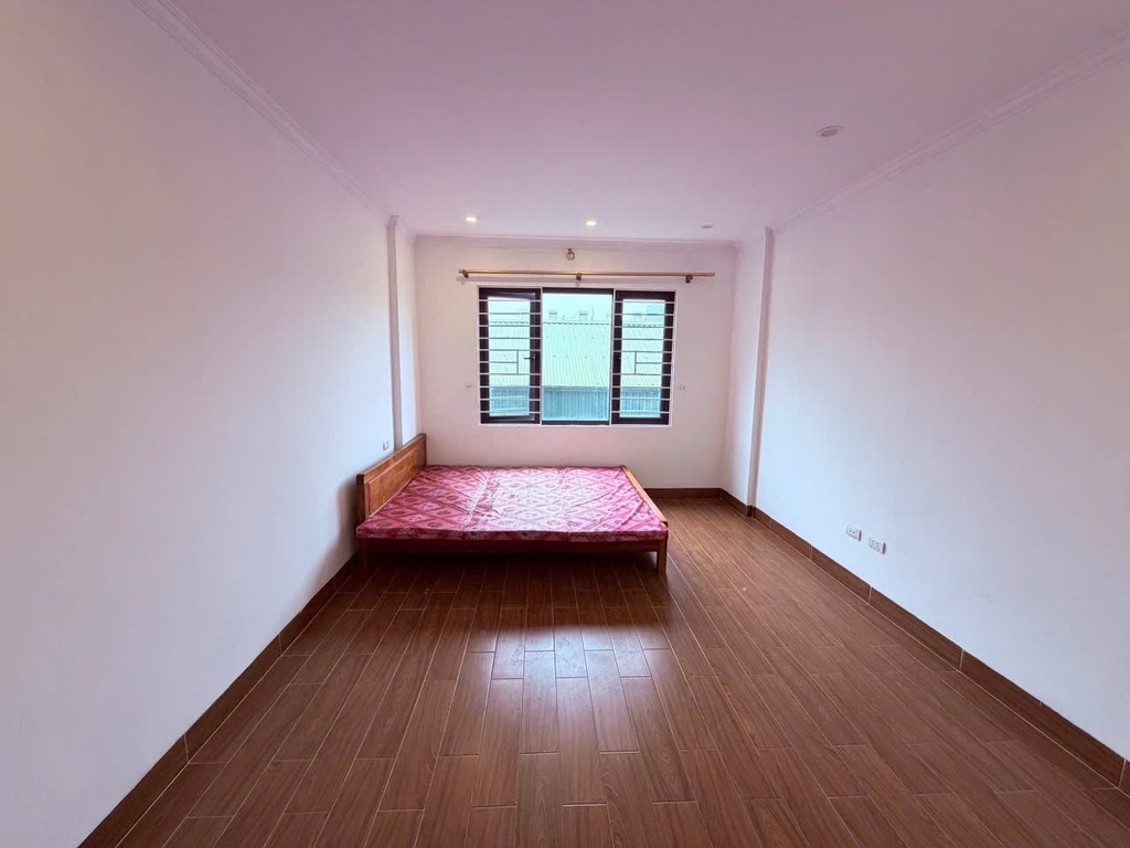 BÁN NHÀ NGỌC TRÌ - THẠCH BÀN: VỊ TRÍ ĐẮC ĐỊA Ô TÔ ĐỖ CỬA - NHÀ MỚI 5 TẦNG KÍNH COONG - SÁT CHỢ & TRƯỜNG HỌC - GIÁ 6.5 TỶ