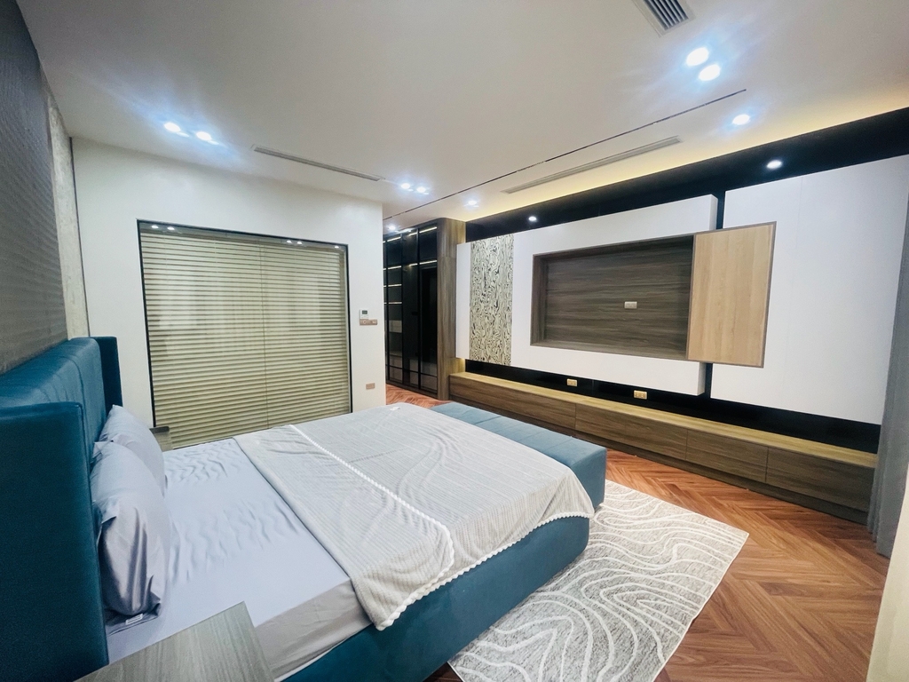 BÁN TÒA NHÀ 7 TẦNG THANG MÁY NGUYỄN VĂN CỪ - LONG BIÊN: ĐẲNG CẤP SỐNG THƯỢNG LƯU - CÓ PHÒNG XÔNG HƠI - Ô TÔ VÀO NHÀ