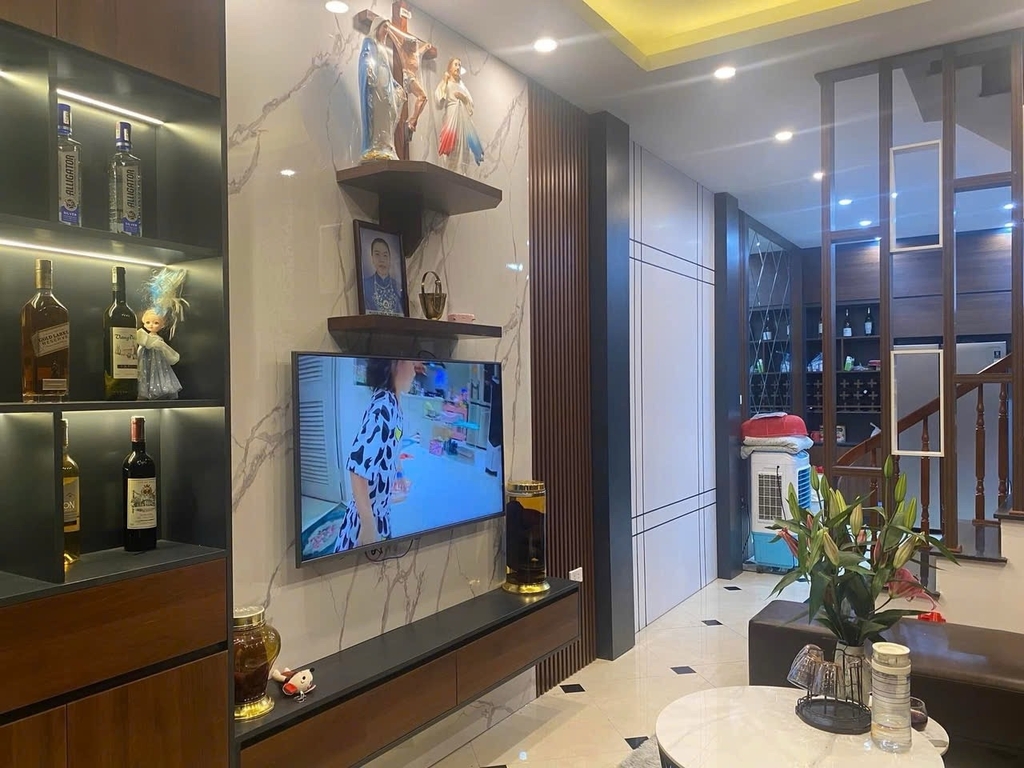 BÁN NHÀ QUANG LÃM - HÀ ĐÔNG: NHÀ DÂN XÂY KIÊN CỐ - 5 PHÒNG NGỦ - PHONG THỦY NỞ HẬU - TẶNG FULL ĐỒ XỊN - GIÁ 6.35 TỶ