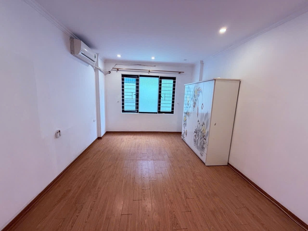 BÁN NHÀ NGỌC TRÌ - THẠCH BÀN: VỊ TRÍ ĐẮC ĐỊA Ô TÔ ĐỖ CỬA - NHÀ MỚI 5 TẦNG KÍNH COONG - SÁT CHỢ & TRƯỜNG HỌC - GIÁ 6.5 TỶ