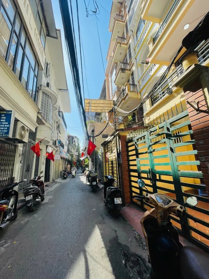 【BÁN ĐẤT TẶNG NHÀ + GIẤY PHÉP XÂY DỰNG】Lô Đất 57m² Vị Trí Vàng Thái Thịnh - Ô Tô Đỗ Cửa - Phép Xây 6 Tầng - Cơ Hội Vàng Cho Nhà Đầu Tư - Giá 23.5 Tỷ