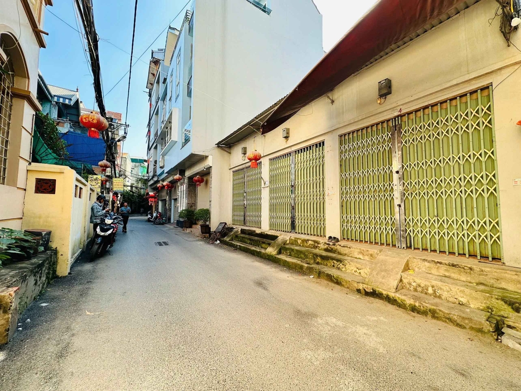 【BÁN MẶT BẰNG KINH DOANH ĐANG CHO THUÊ】Phân Lô Mặt Ngõ Ô Tô Tải Đường Lụa - Diện Tích 64m² - Ba Mặt Thông - Hiện Tại 3 Cửa Hàng Đang Hoạt Động - Sổ Đỏ Tách Riêng - Giá 19.5 Tỷ