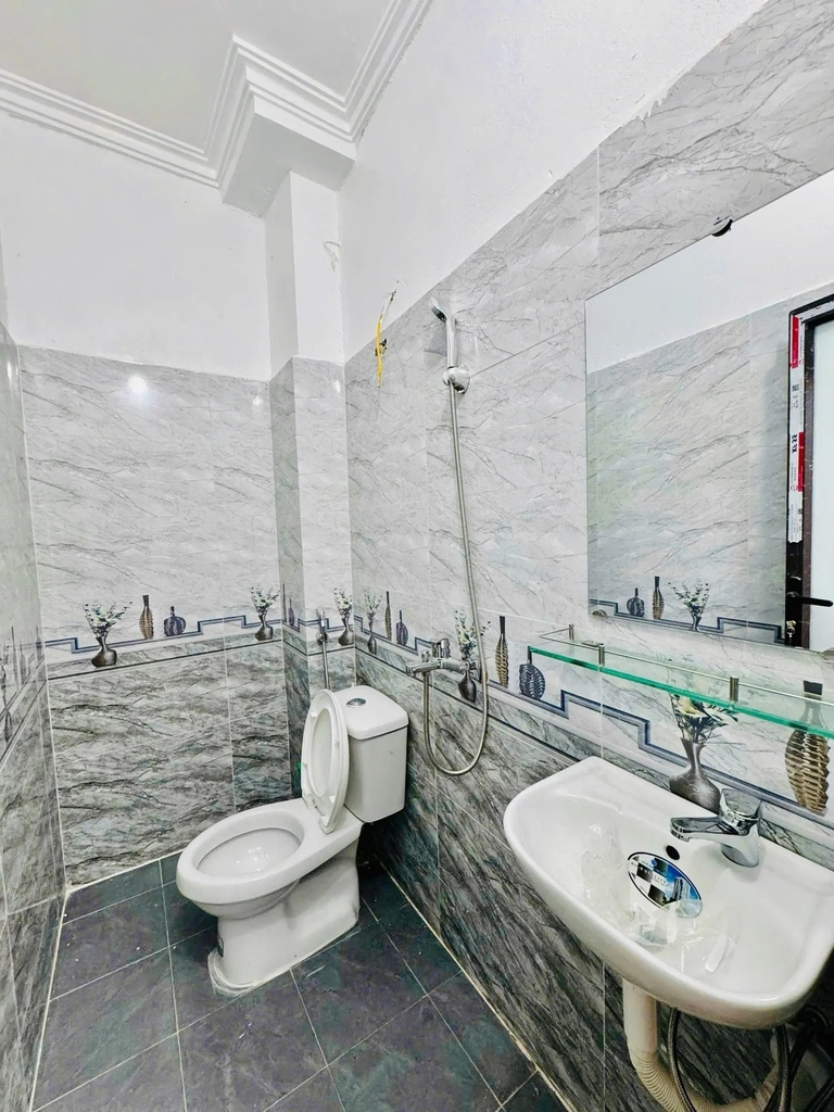 Bán Nhà 5 Tầng Lô Góc - 23 Hòa Bình 2 - Ô Tô Đỗ Cửa - 10m Ra Phố Minh Khai - Vừa Ở Vừa Kinh Doanh - Giá 8.25 Tỷ