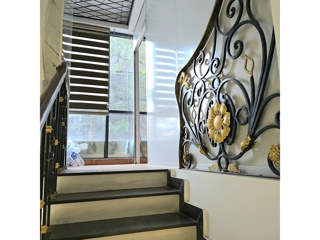 Bán Nhà Mặt Ngõ Đội Cấn - 26m² 6 Tầng - ĐANG CHO THUÊ DÀI HẠN (Hợp Đồng 4 Năm) - Dòng Tiền Ổn Định - Giá 15.8 Tỷ