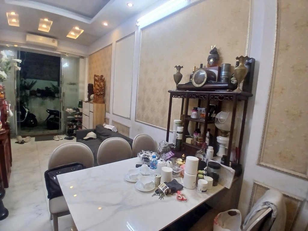 BÁN NHÀ TRẦN KHÁT CHÂN - HAI BÀ TRƯNG: VỊ TRÍ TRUNG TÂM - NGÕ NÔNG THOÁNG ĐÃNG - NHÀ ĐẸP Ở LUÔN - GIÁ 9 TỶ