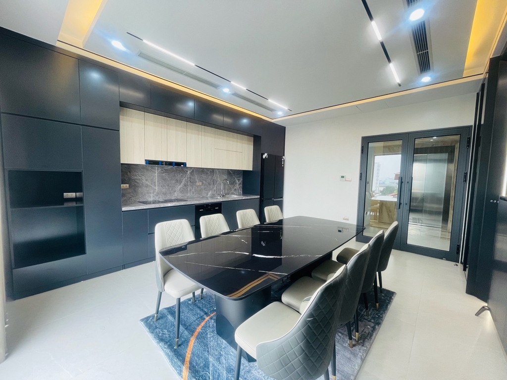 BÁN TÒA NHÀ 7 TẦNG THANG MÁY NGUYỄN VĂN CỪ - LONG BIÊN: ĐẲNG CẤP SỐNG THƯỢNG LƯU - CÓ PHÒNG XÔNG HƠI - Ô TÔ VÀO NHÀ