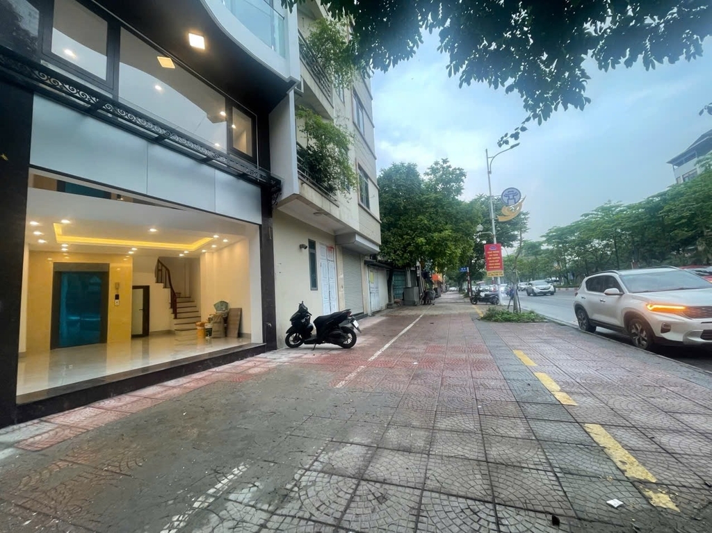 BÁN TOÀ NHÀ MẶT PHỐ CỔ LINH - LONG BIÊN: VỊ TRÍ CHIẾN LƯỢC 6 LÀN XE - VỈA HÈ 8M - THANG MÁY XỊN - GIÁ 19.8 TỶ