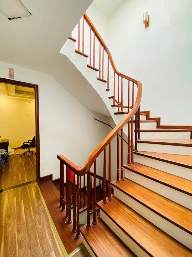 BÁN NHÀ PHÂN LÔ MAI DỊCH - CẦU GIẤY: Ô TÔ VÀO NHÀ - 6 TẦNG DÂN XÂY - CÓ Ô CHỜ THANG MÁY - DÂN TRÍ CAO